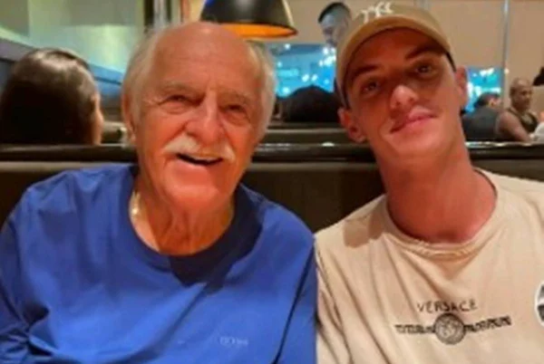 Foto colorida de Ary fontoura com jovem - Metrópoles