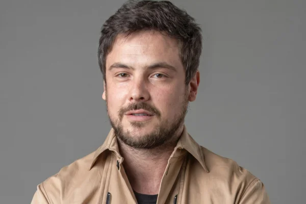 Sergio Guizé em foto colorida - Metrópoles
