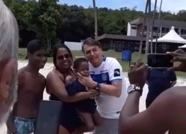 Bolsonaro posa para fotos com admiradores em praia da Bahia