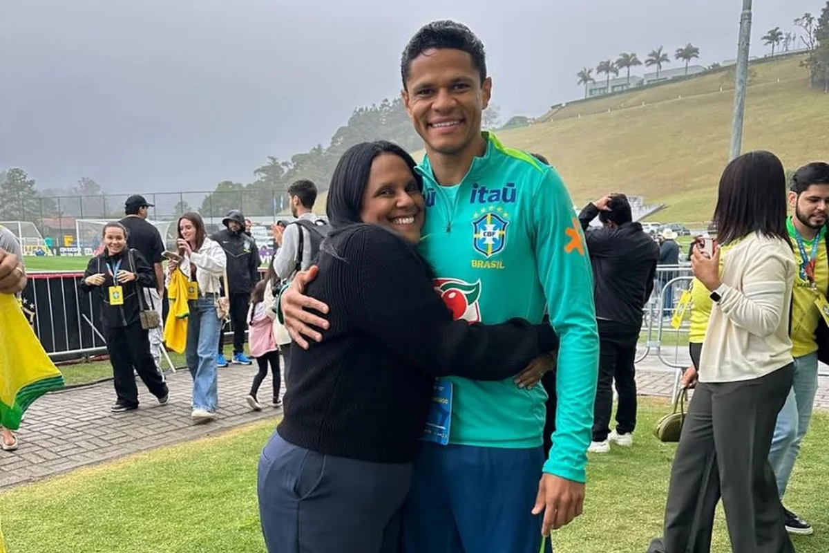 A mãe de Douglas Santos, Risomar Santos, acompanha de perto as conquistas do filho e faz questão de enaltecer o Náutico, clube pelo qual ele foi revelado em 2012
A mãe de Douglas Santos, Risomar Santos, acompanha de perto as conquistas do filho e faz questão de enaltecer o Náutico, clube pelo qual ele foi revelado em 2012