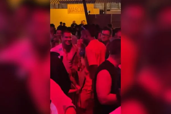 Imagem colorida de Bruno Henrique e Coutinho em festa - Metrópoles