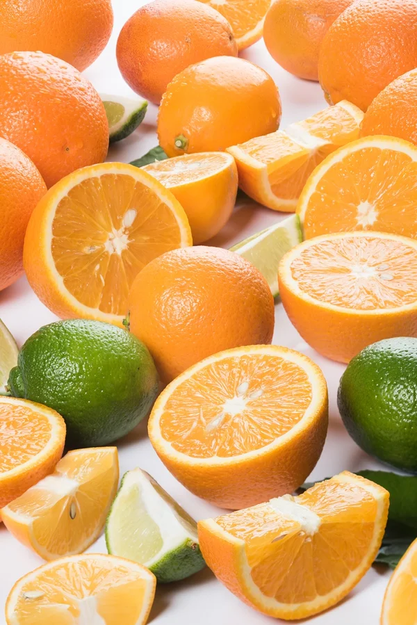 Frutas frescas, suculentas fatias de laranja e limão