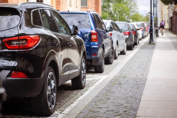 Problema de estacionamento. Estacionamento lotado. Estacionamento em locais proibidos. Carros estacionados. Metrópoles