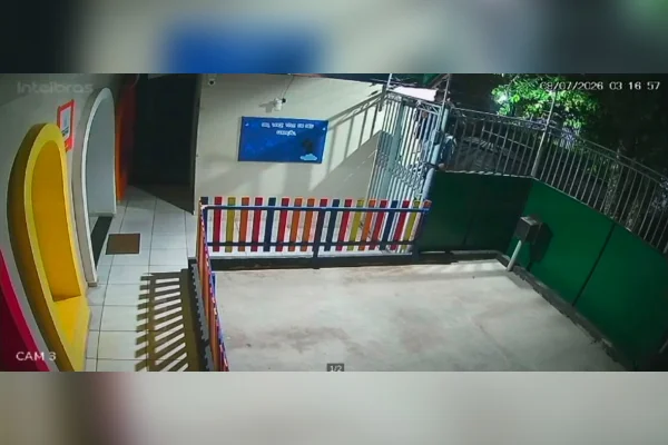 Homem invade creche, furta itens e mexe em alimentos após se masturbar