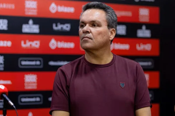Presidente do Atlético-GO ameaça goleiro do próprio time: “Corto o pescoço” - destaque galeria Presidente do Atlético-GO ameaça goleiro do próprio time: “Corto o pescoço” - destaque galeria