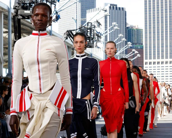 Na imagem com cor, modelos desfilam no New York Fashion Week - Metrópoles