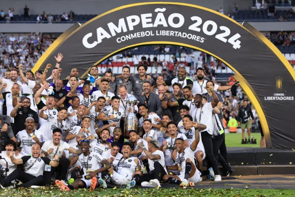 Time do Botafogo celebra a conquista da Libertadores, na Argentina.
