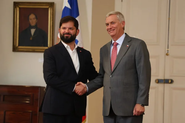 Imagem colorida de Boric e Kast - Metrópoles