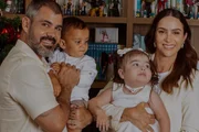 Juliano Cazarré e Leticia posam com dois dos seis filhos Juliano Cazarré e Leticia posam com dois dos seis filhos