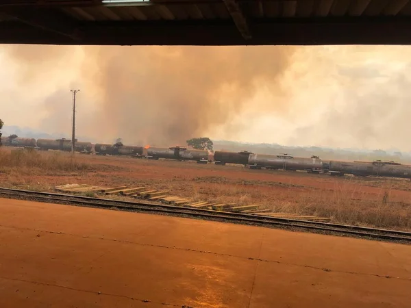Incêndio atinge antiga ferroviária