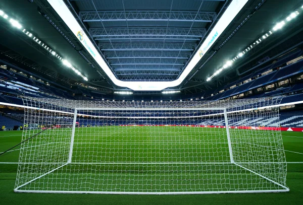 Foto colorida do estádio Santiago Bernabéu, casa do Real Madrid - Metrópoles