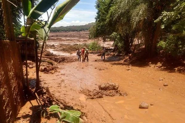 Barragem rompe e lama invade Brumadinho, em Minas Gerais. Veja vídeos