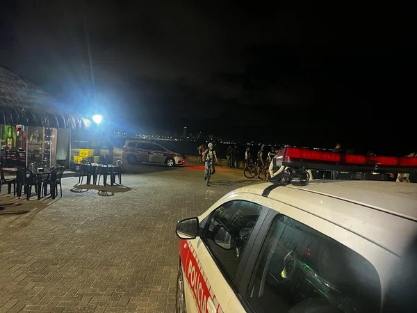 Suspeito de assalto pula no mar e foge nadando da polícia na Paraíba