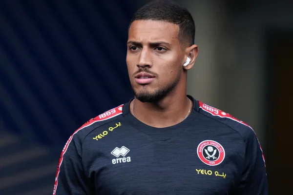 Vinícius Souza, namorado de Anitta posa em campo - Metrópoles