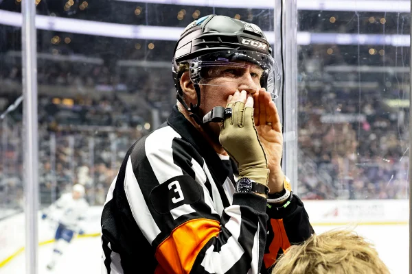 Estrela de Hollywood se veste de árbitro em jogo da NHL; confira