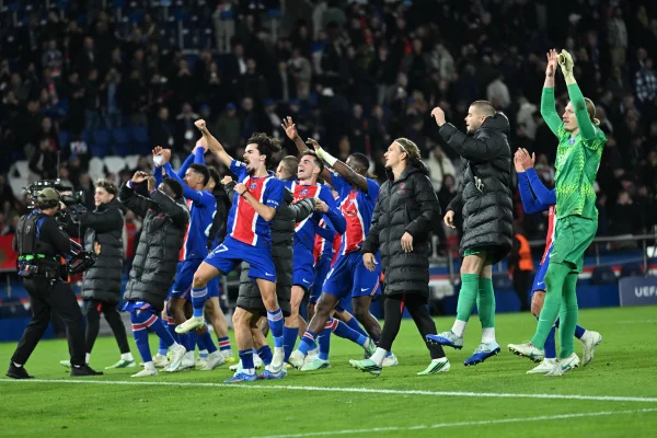 Paris Saint-Germain comemora vitória sobre o Barcelona na Champions League