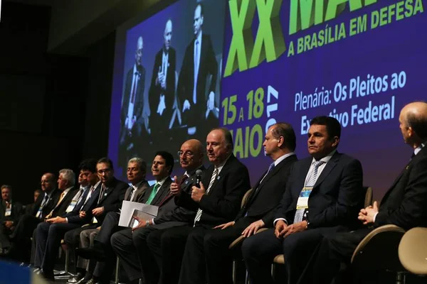 Governo cede R$ 5,9 bi para municípios em troca de apoio à Previdência