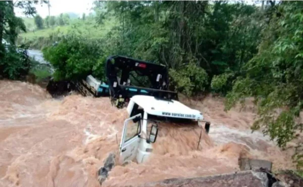 Vídeo: caminhão cai em rio após ponte ceder em SC e 4 ficam ilhados