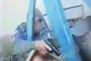 PM aponta arma em direção de suspeito já inconsciente PM aponta arma em direção de suspeito já inconsciente