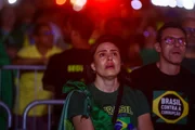 Em silêncio, apoiadores de Flávio deixam Esplanada após vitória de Lula - imagem 6 Em silêncio, apoiadores de Flávio deixam Esplanada após vitória de Lula - imagem 6