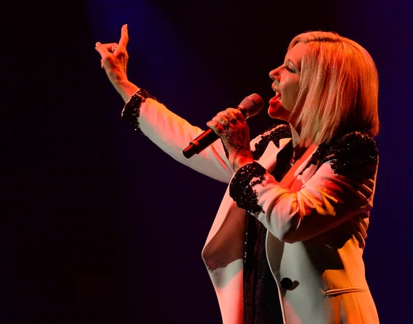 Olivia Newton-John suspende turnê ao saber que tem câncer de mama