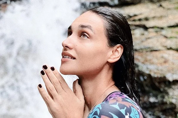 Débora Nascimento fala sobre fãs, ataques e separação: “Muita dor”