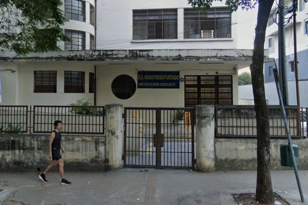 Imagem colorida mostra a fachada da Escola Estadual Godofredo Furtado, onde professores denunciam apologia ao nazismo. Metrópoles