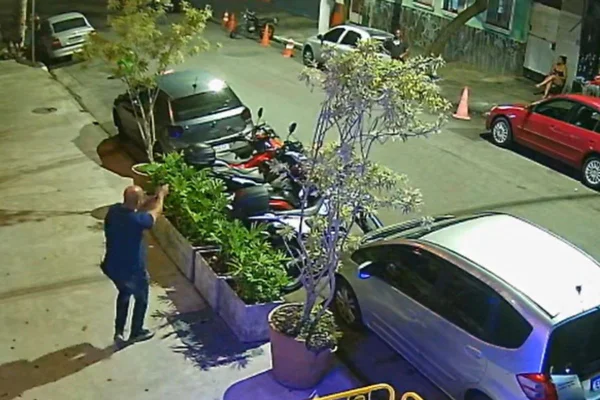 Câmeras de segurança mostram o momento em que o PM de folga atira e mata o homem, que estava do outro lado da rua - Metrópoles