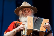 Hermeto Pascoal era multi-instrumentista, sabendo tocar acordeon, flauta, pandeiro e outros instrumentos