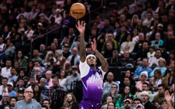 Imagem colorida de jogo da NBA entre Utah Jazz e Dallas MAvericks- Metrópoles