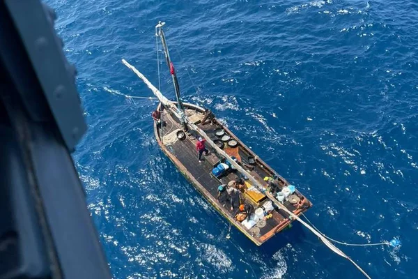 Foto colorida do resgate de pescadores pela Marinha no Maranhão - Metrópoles