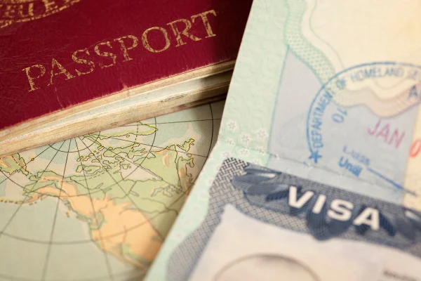 Imagem colorida mostra visto e passaporte - Metrópoles