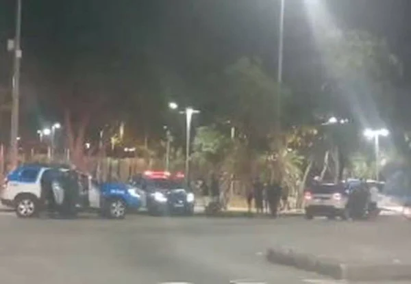 imagem colorida ataque a tiros praça sete vila isabel rj chacina