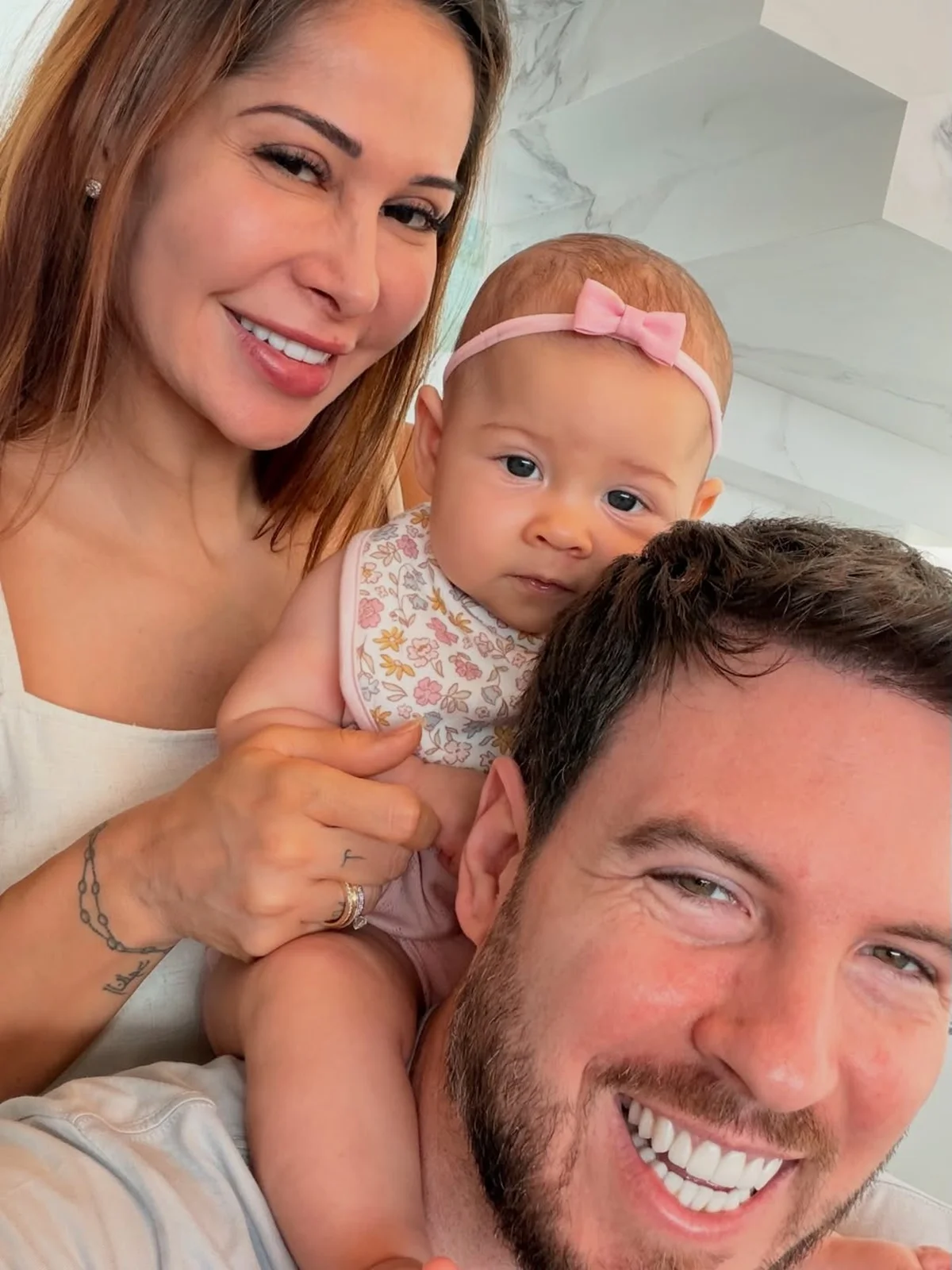 Thiago Nigro, Maíra Cardi e Eloah posam juntos para as redes sociais Thiago Nigro, Maíra Cardi e Eloah posam juntos para as redes sociais