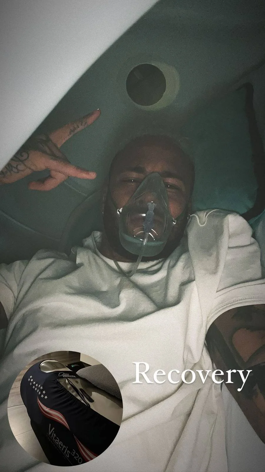 Neymar se recupera com uma máscara de oxigênio para o jogo contra o Real Madrid, válido pela Champions League Neymar se recupera com uma máscara de oxigênio para o jogo contra o Real Madrid, válido pela Champions League