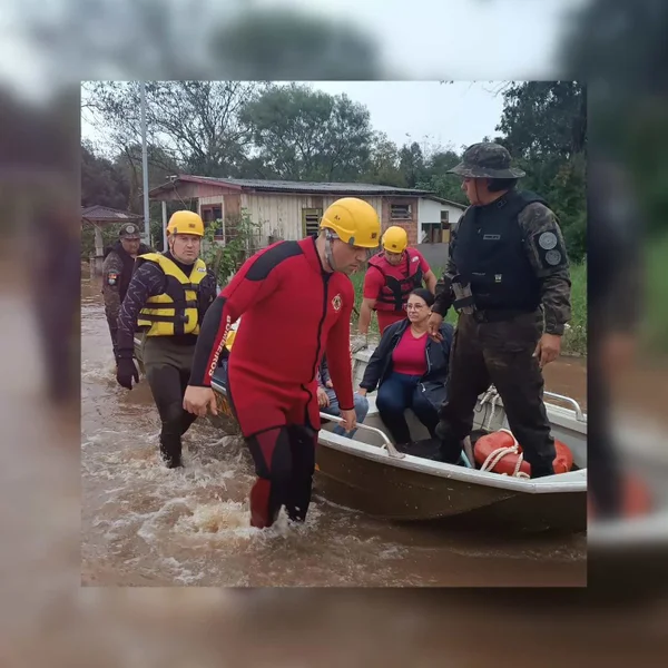 Eduardo Leite Ivete calamidade Fotografia colorida de bombeiros do Rio Grande do Sul realizando um salvamento de pessoas alagadas, em Passo Fundo (RS)