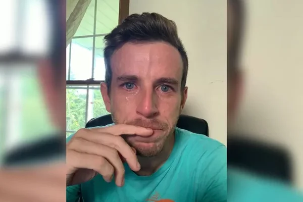 Homem branco chorando