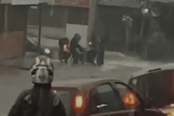 Motociclista escapa de ser arrastado por enxurrada durante temporal
