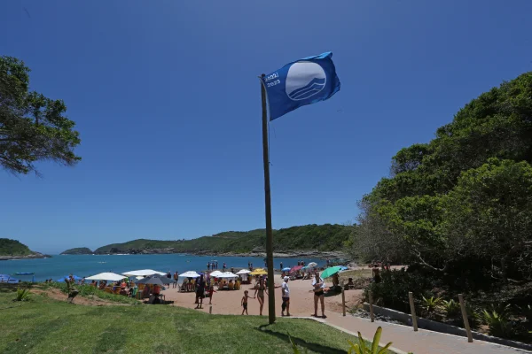 Foto colorida da praia do forno - Metrópoles