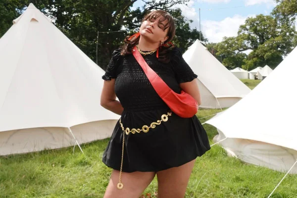 Na imagem com cor, influencer com look para festival, como o lollapaloza - metrópoles