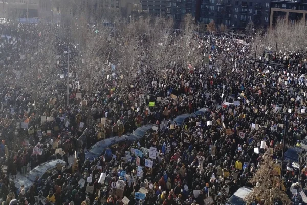 Pessoas manifestam em meio a frio congelante em Minnesota (EUA)