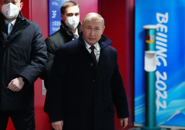 Vladimir Putin, presidente russo. Ele usa terno e gravata e olha seriamente para a frente- Metrópoles