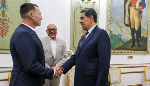 Imagem colorida mostra enviado de Trump e Nicolás Maduro - Metrópoles