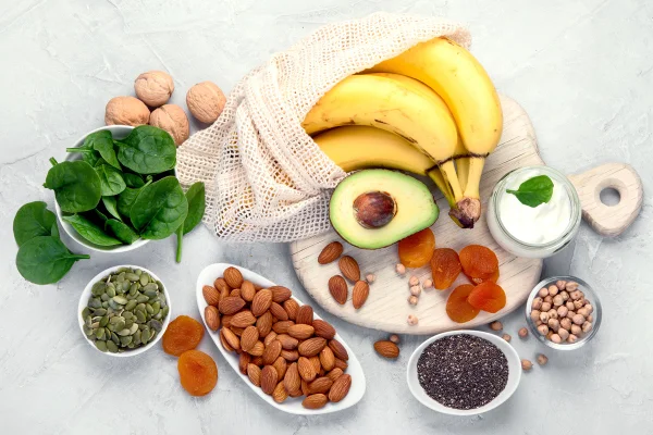 Foto de alimentos com magnésio, incluindo banana, abacate, ovos e oleaginosas - Metrópoles