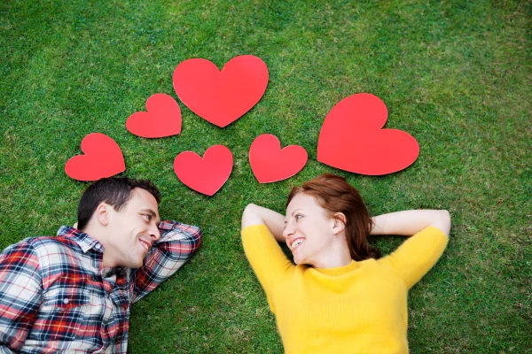 Casal sorrindo na grama. Amor, namorados, apaixonar, paixão, relacionamentos