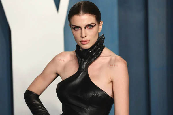 Mulher branca com vestido preto - Metrópoles