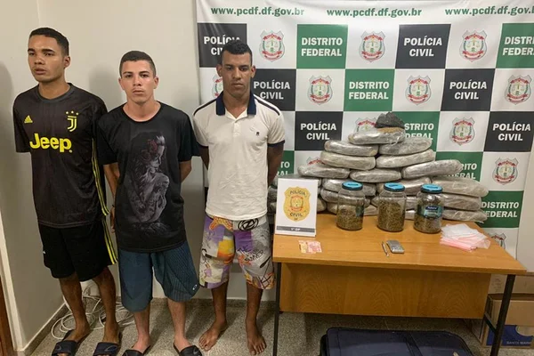 Polícia prende três suspeitos de tráfico com 20 tabletes de maconha