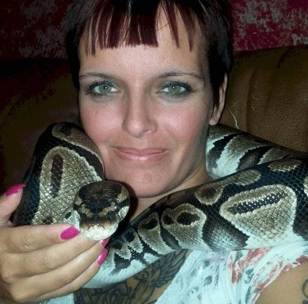 Mulher é encontrada morta com cobra enrolada no pescoço