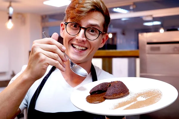 Cozinha de Solteiro: veja como fazer um petit gateau em casa