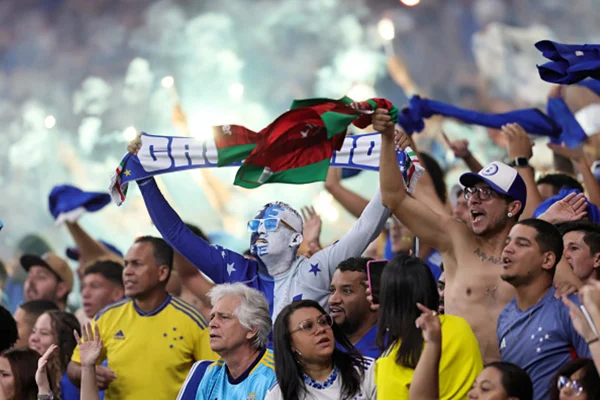 Imagem colorida de torcida do Cruzeiro - Metrópoles